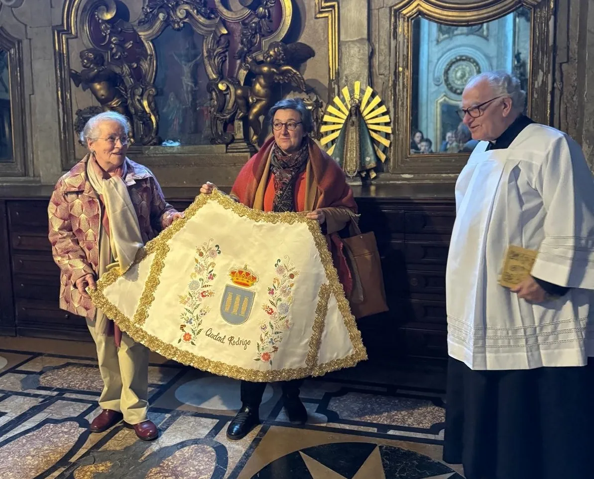 La Virgen del Pilar de Zaragoza ha lucido  un manto singular, bordado con el escudo de Ciudad Rodrigo