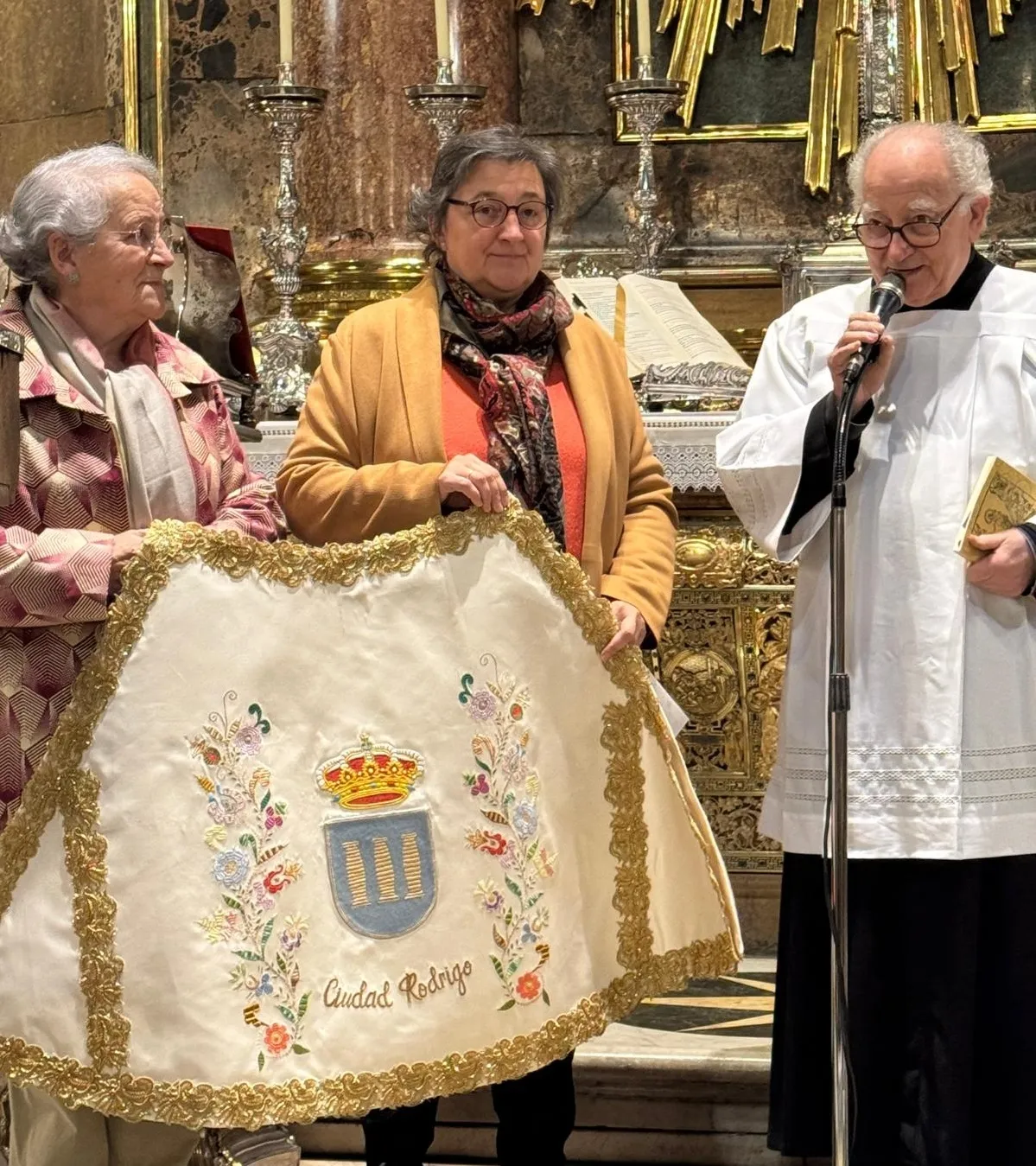 La Virgen del Pilar de Zaragoza ha lucido  un manto singular, bordado con el escudo de Ciudad Rodrigo