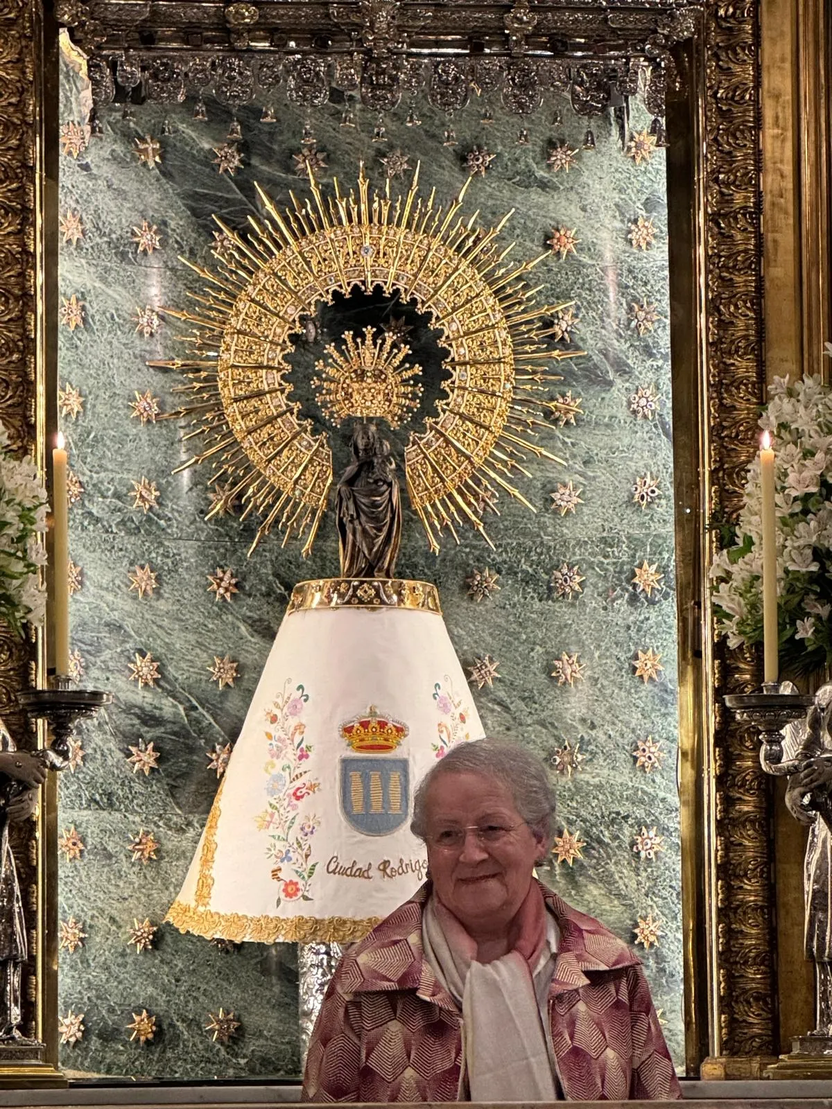 La Virgen del Pilar de Zaragoza ha lucido  un manto singular, bordado con el escudo de Ciudad Rodrigo