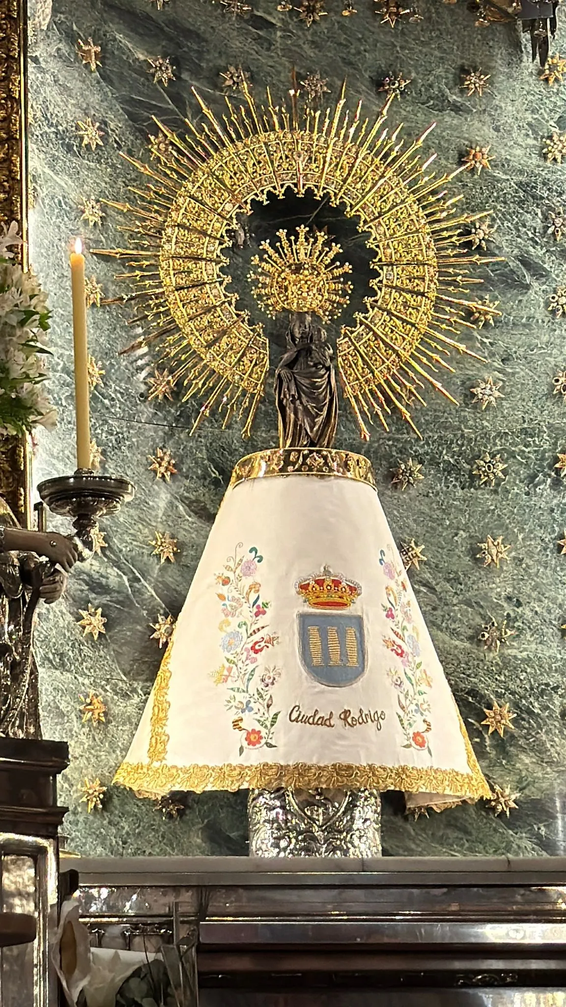 La Virgen del Pilar de Zaragoza ha lucido  un manto singular, bordado con el escudo de Ciudad Rodrigo