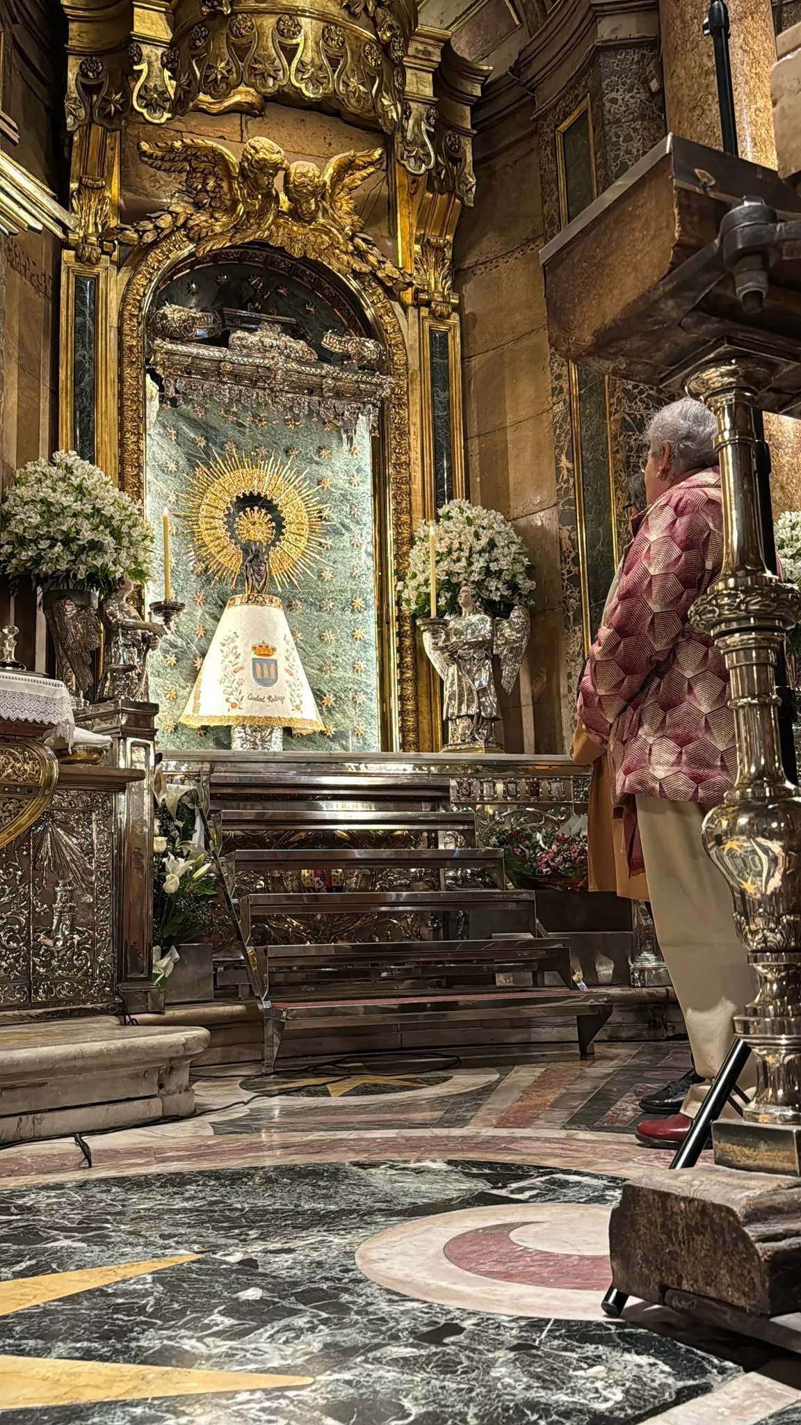 La Virgen del Pilar de Zaragoza ha lucido  un manto singular, bordado con el escudo de Ciudad Rodrigo