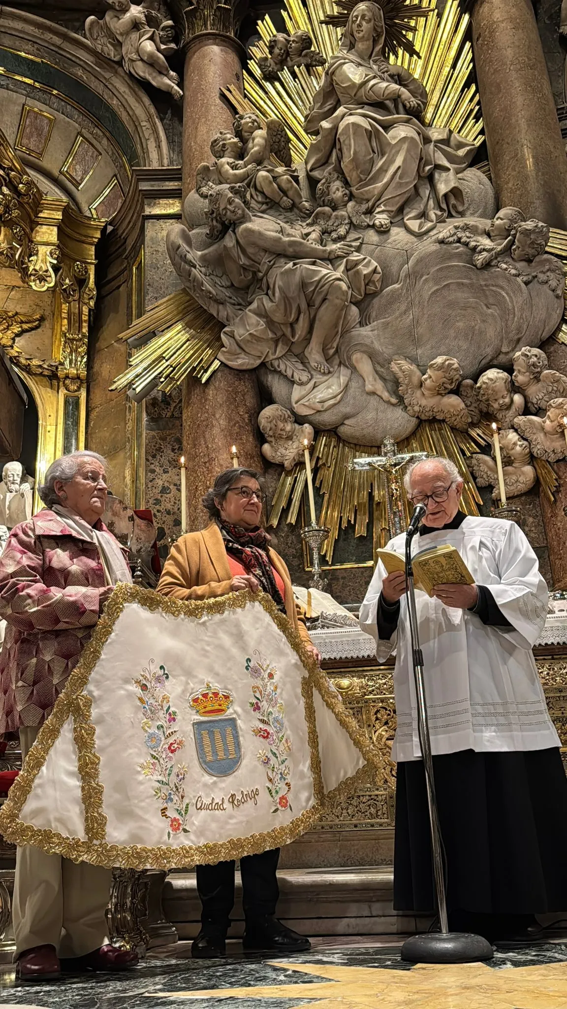 La Virgen del Pilar de Zaragoza ha lucido  un manto singular, bordado con el escudo de Ciudad Rodrigo