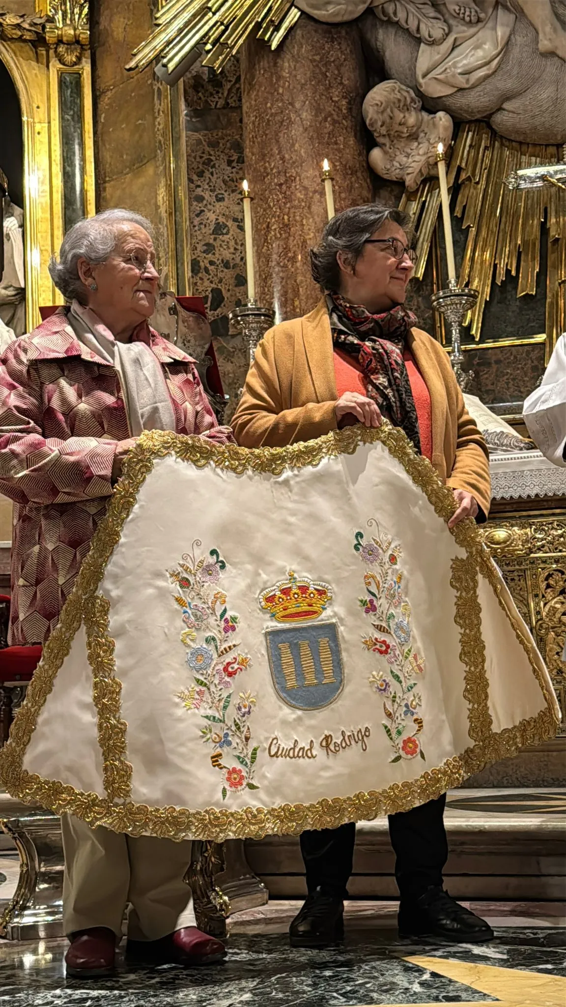 La Virgen del Pilar de Zaragoza ha lucido  un manto singular, bordado con el escudo de Ciudad Rodrigo