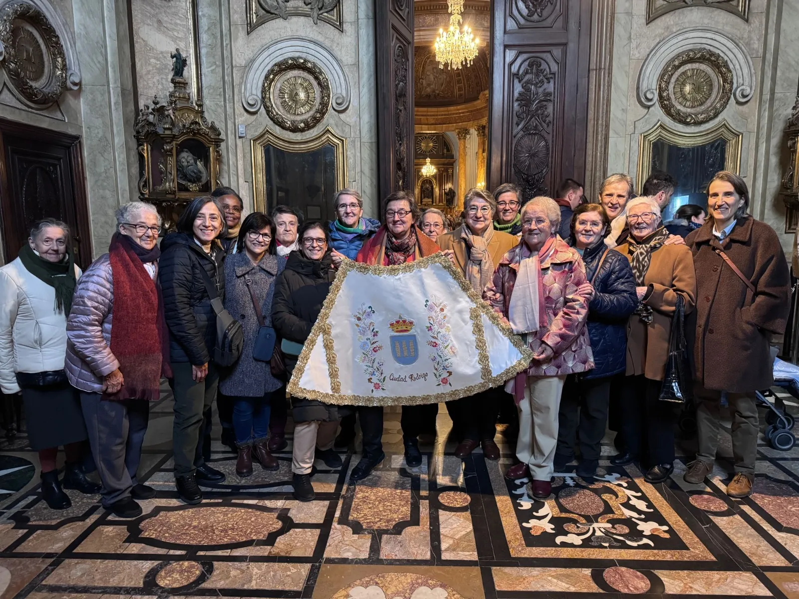 La Virgen del Pilar de Zaragoza ha lucido  un manto singular, bordado con el escudo de Ciudad Rodrigo