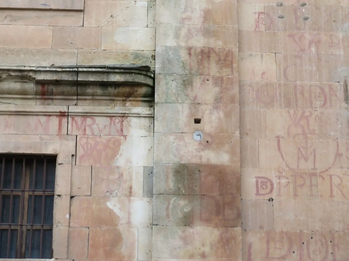 La asociación Ciudadanos por la Defensa del Patrimonio denuncia daños irreversibles en los vítores y la montea de la Clerecía por humedades y falta de mantenimiento