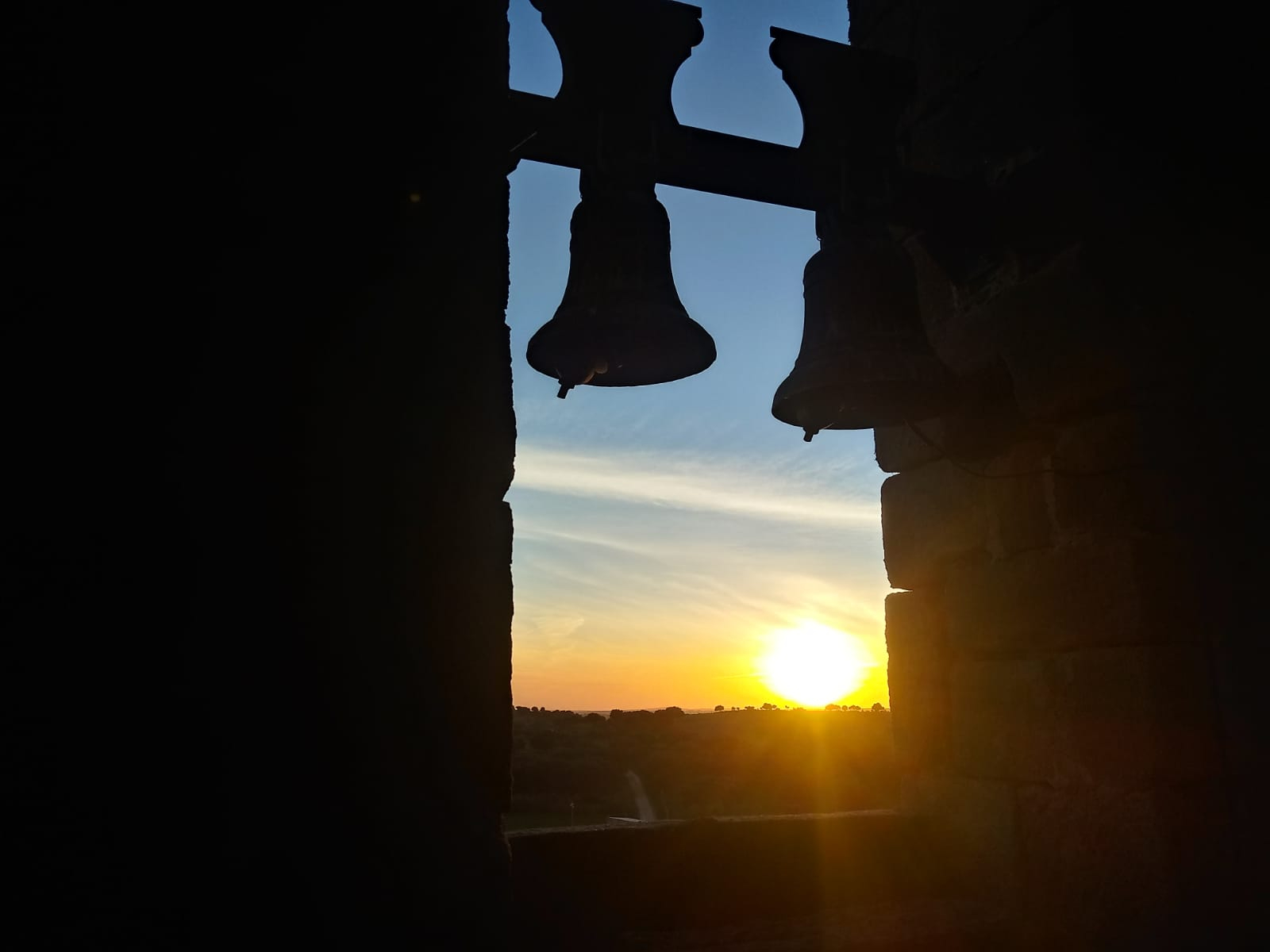 Campanas al atardecer, campanas de la memoria