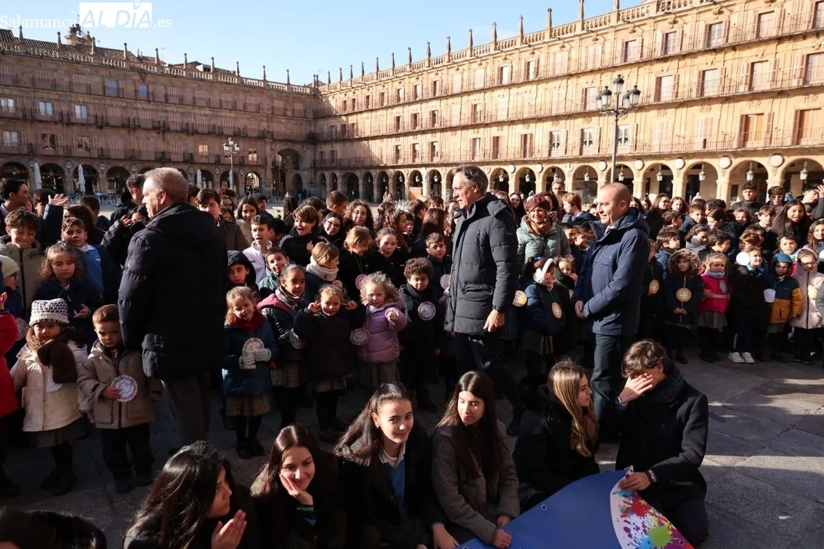 Actos del Colegio Divino Maestro con motivo del Día Escolar de la No Violencia y la Paz, que se han celebrado en la Plaza Mayor. Foto de David Sañudo