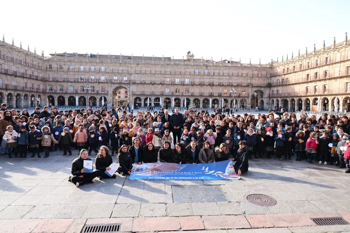 Actos del Colegio Divino Maestro con motivo del Día Escolar de la No Violencia y la Paz, que se han celebrado en la Plaza Mayor. Foto de David Sañudo