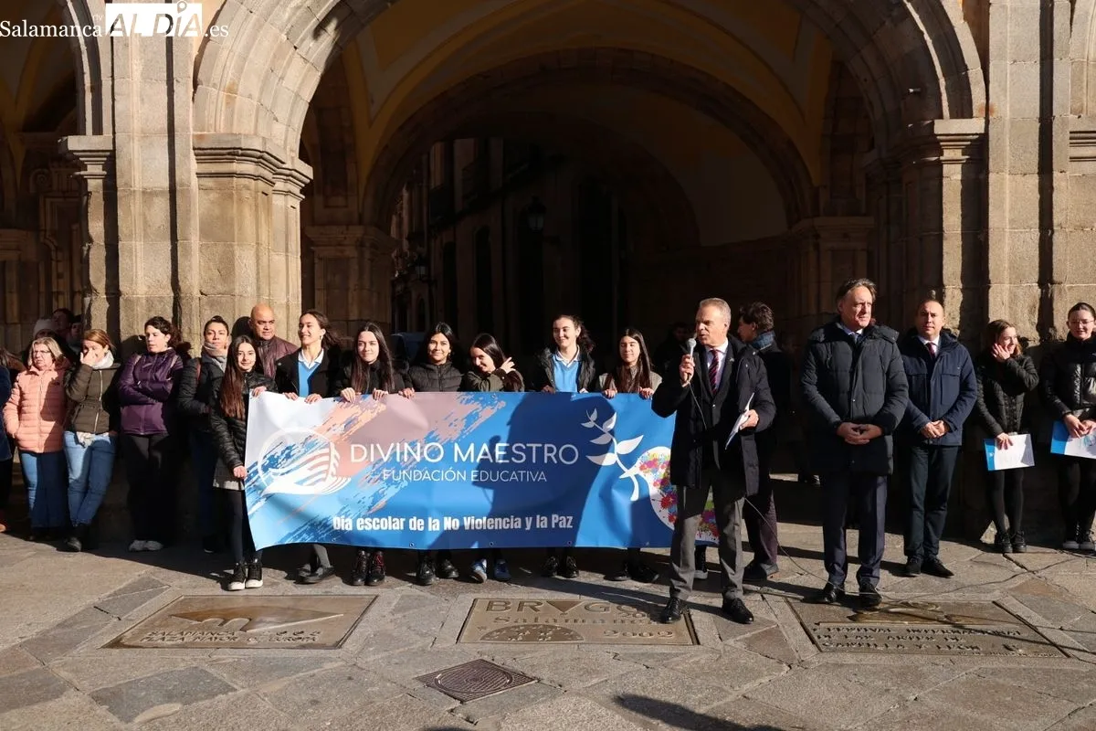 Actos del Colegio Divino Maestro con motivo del Día Escolar de la No Violencia y la Paz, que se han celebrado en la Plaza Mayor. Foto de David Sañudo