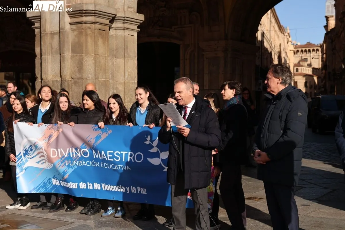 Actos del Colegio Divino Maestro con motivo del Día Escolar de la No Violencia y la Paz, que se han celebrado en la Plaza Mayor. Foto de David Sañudo