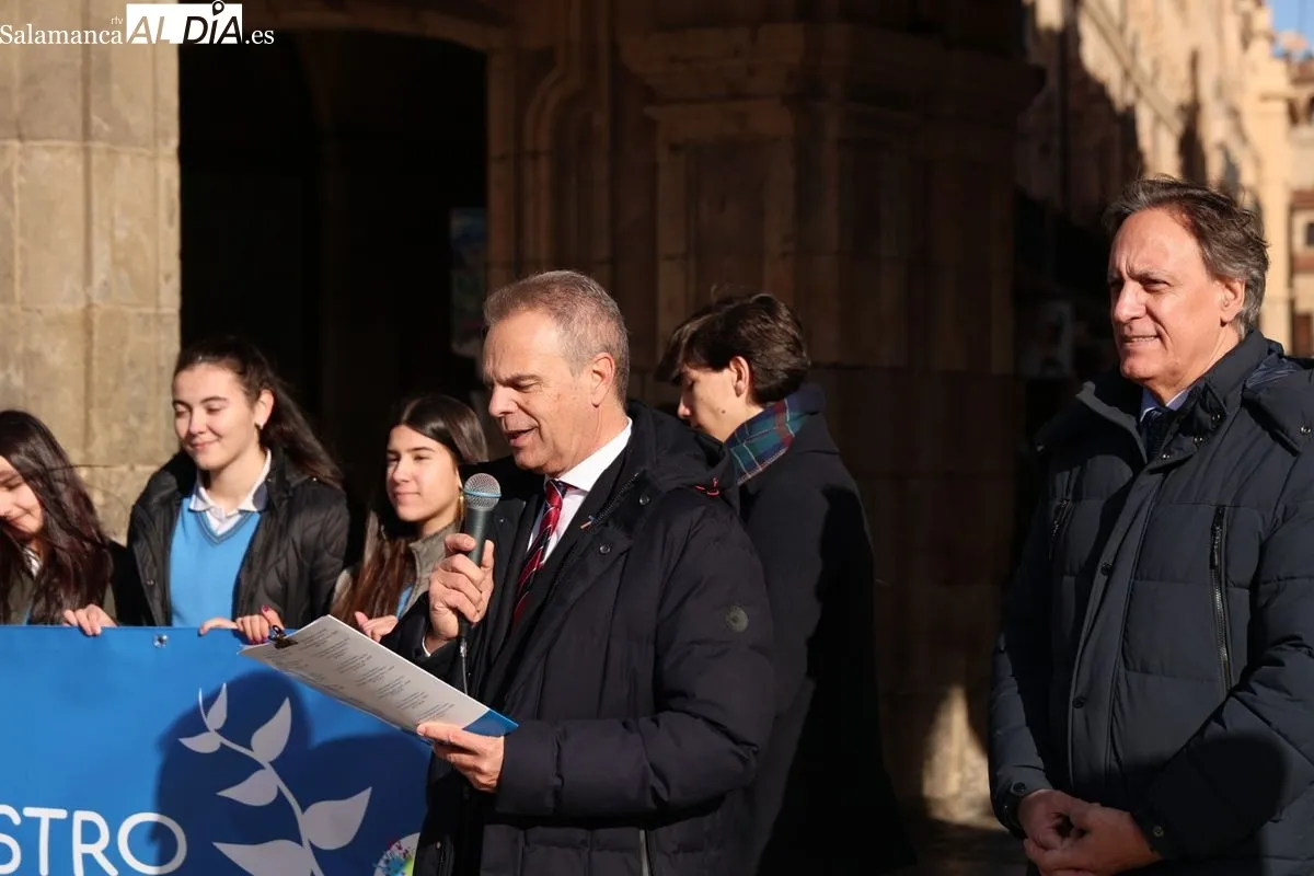 Actos del Colegio Divino Maestro con motivo del Día Escolar de la No Violencia y la Paz, que se han celebrado en la Plaza Mayor. Foto de David Sañudo