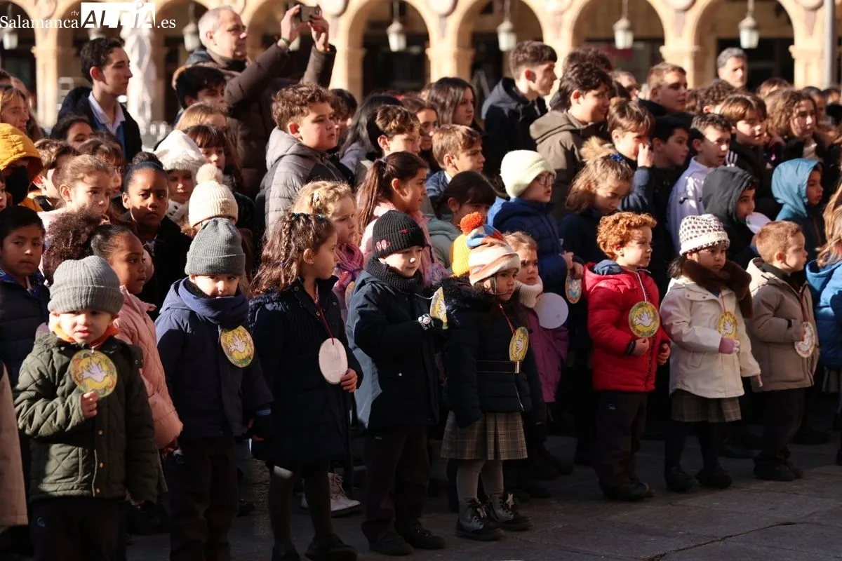 Actos del Colegio Divino Maestro con motivo del Día Escolar de la No Violencia y la Paz, que se han celebrado en la Plaza Mayor. Foto de David Sañudo