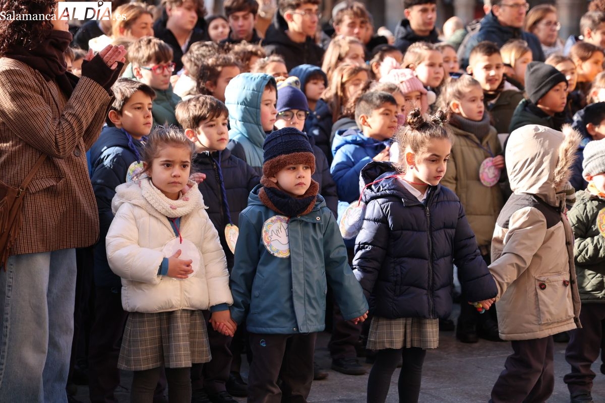 FOTOS y VÍDEO | Escolares salmantinos celebran en la Plaza Mayor el Día de la Paz