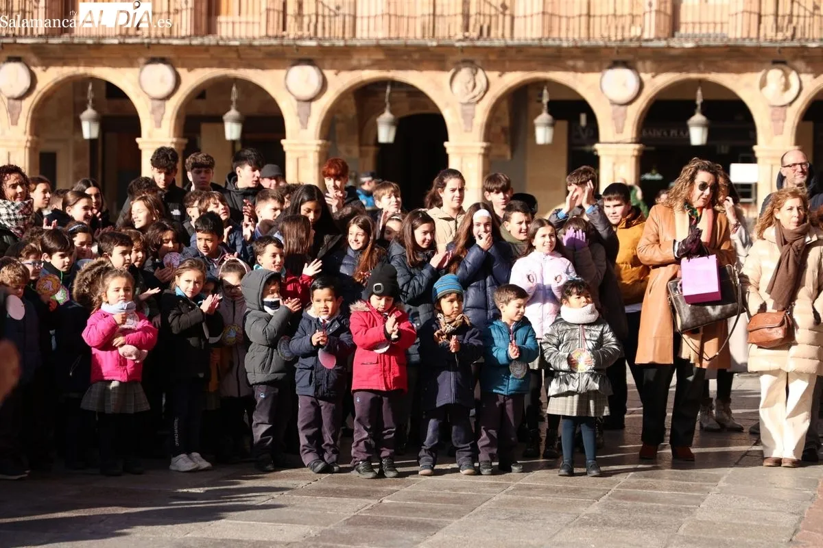 Actos del Colegio Divino Maestro con motivo del Día Escolar de la No Violencia y la Paz, que se han celebrado en la Plaza Mayor. Foto de David Sañudo