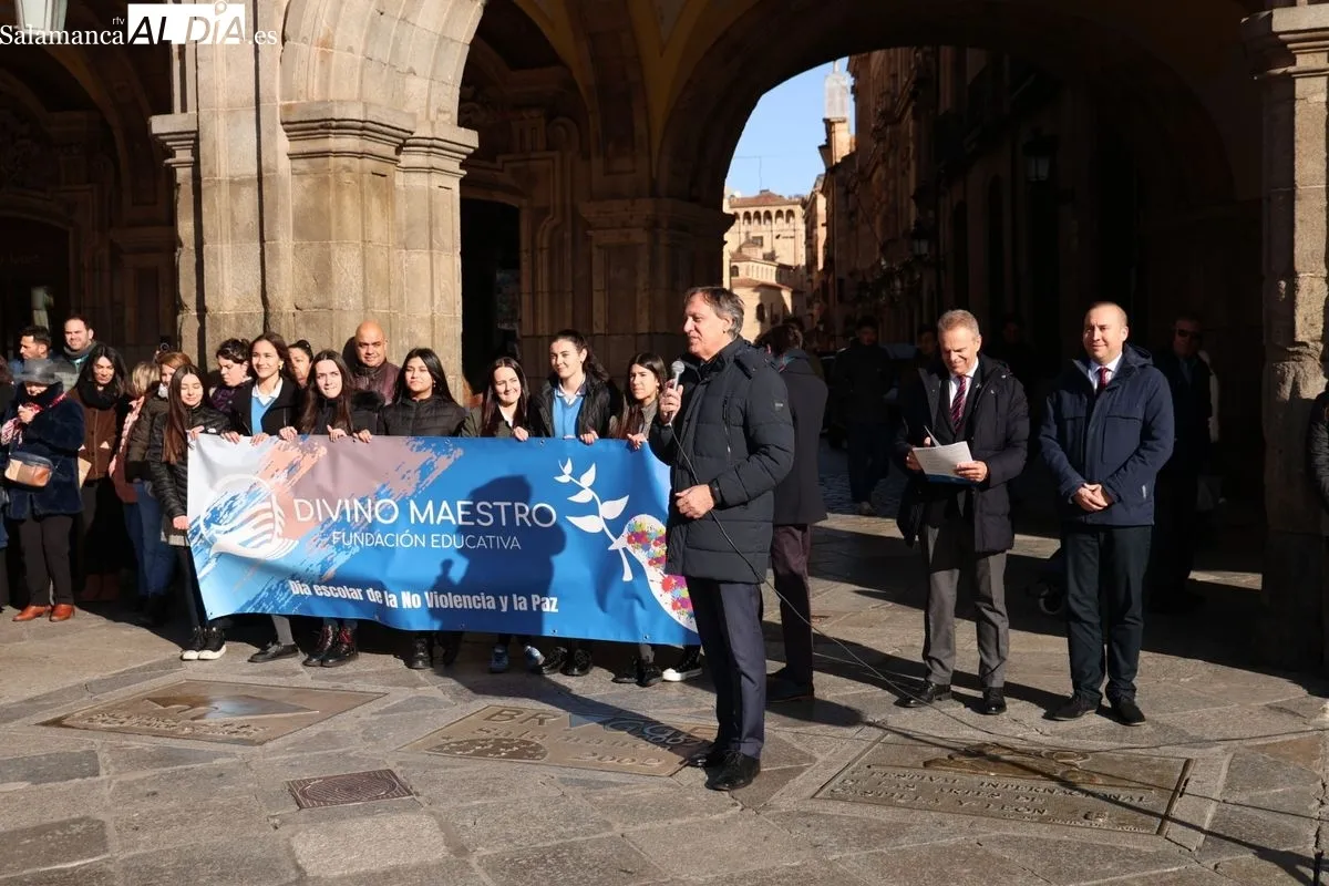 Actos del Colegio Divino Maestro con motivo del Día Escolar de la No Violencia y la Paz, que se han celebrado en la Plaza Mayor. Foto de David Sañudo