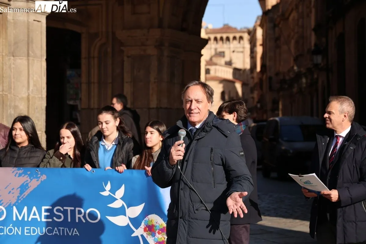 Actos del Colegio Divino Maestro con motivo del Día Escolar de la No Violencia y la Paz, que se han celebrado en la Plaza Mayor. Foto de David Sañudo