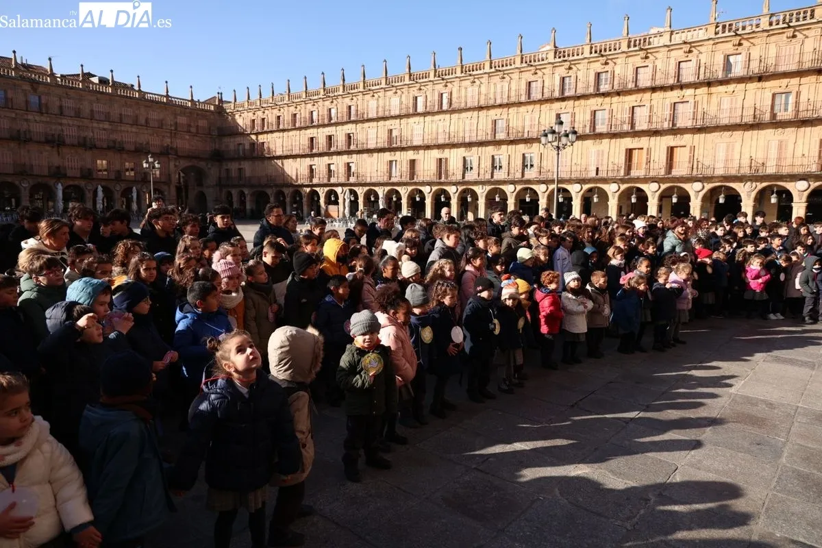 Actos del Colegio Divino Maestro con motivo del Día Escolar de la No Violencia y la Paz, que se han celebrado en la Plaza Mayor. Foto de David Sañudo