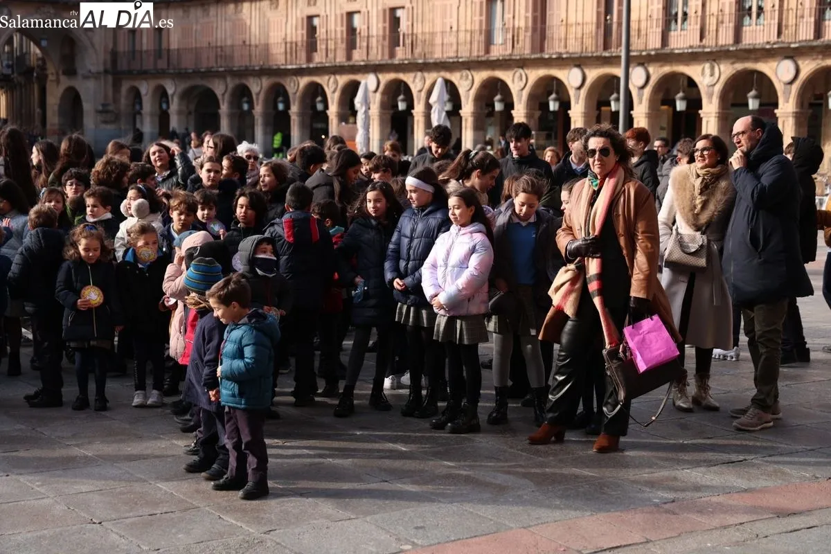 Actos del Colegio Divino Maestro con motivo del Día Escolar de la No Violencia y la Paz, que se han celebrado en la Plaza Mayor. Foto de David Sañudo