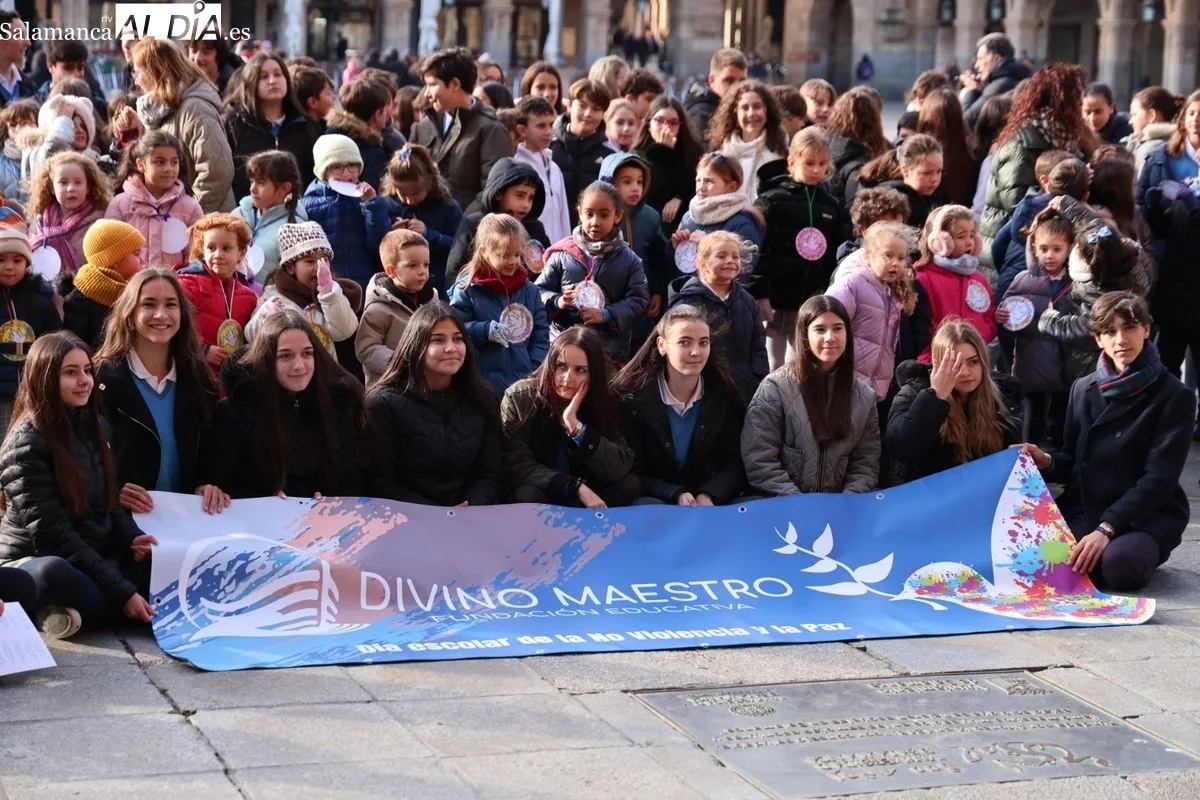 Actos del Colegio Divino Maestro con motivo del Día Escolar de la No Violencia y la Paz, que se han celebrado en la Plaza Mayor. Foto de David Sañudo