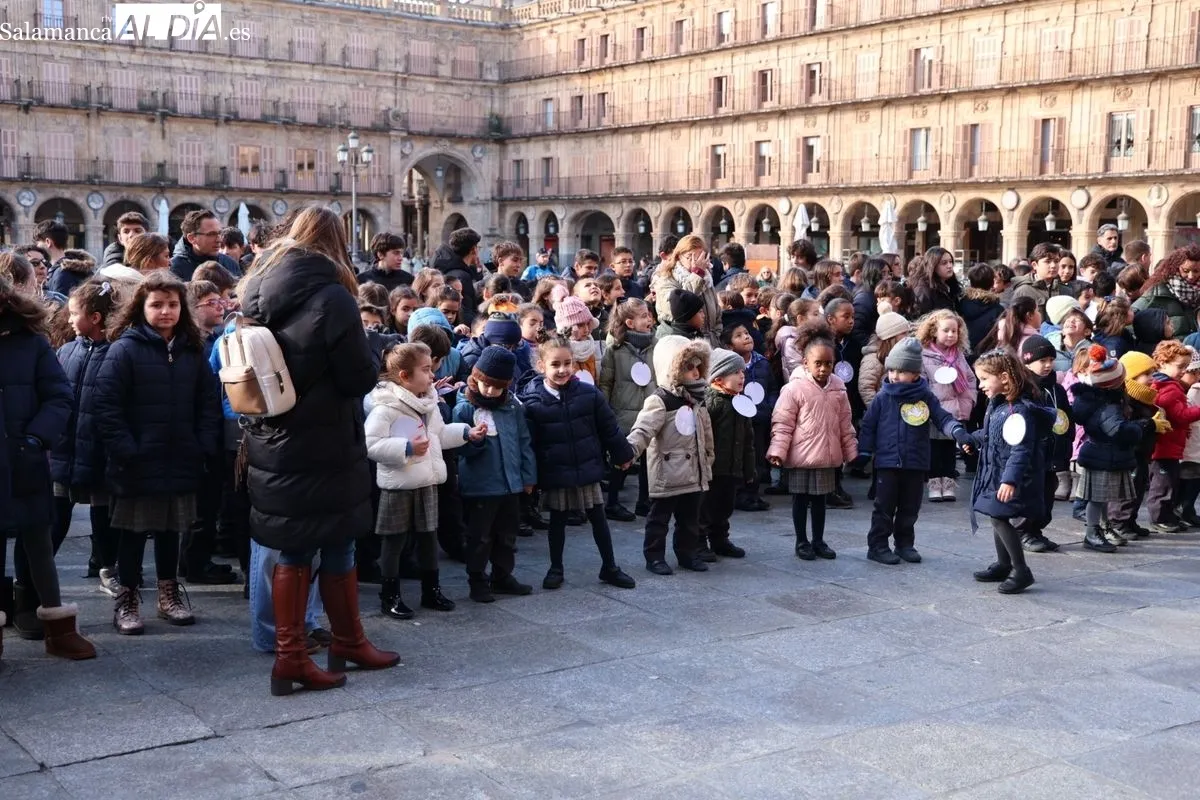 Actos del Colegio Divino Maestro con motivo del Día Escolar de la No Violencia y la Paz, que se han celebrado en la Plaza Mayor. Foto de David Sañudo