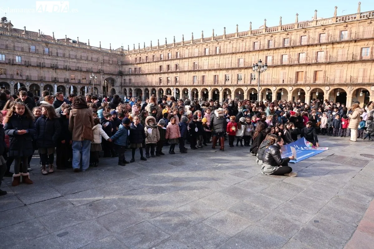 Actos del Colegio Divino Maestro con motivo del Día Escolar de la No Violencia y la Paz, que se han celebrado en la Plaza Mayor. Foto de David Sañudo