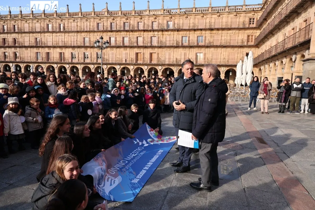 Actos del Colegio Divino Maestro con motivo del Día Escolar de la No Violencia y la Paz, que se han celebrado en la Plaza Mayor. Foto de David Sañudo