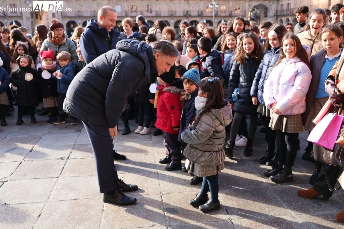 Actos del Colegio Divino Maestro con motivo del Día Escolar de la No Violencia y la Paz, que se han celebrado en la Plaza Mayor. Foto de David Sañudo
