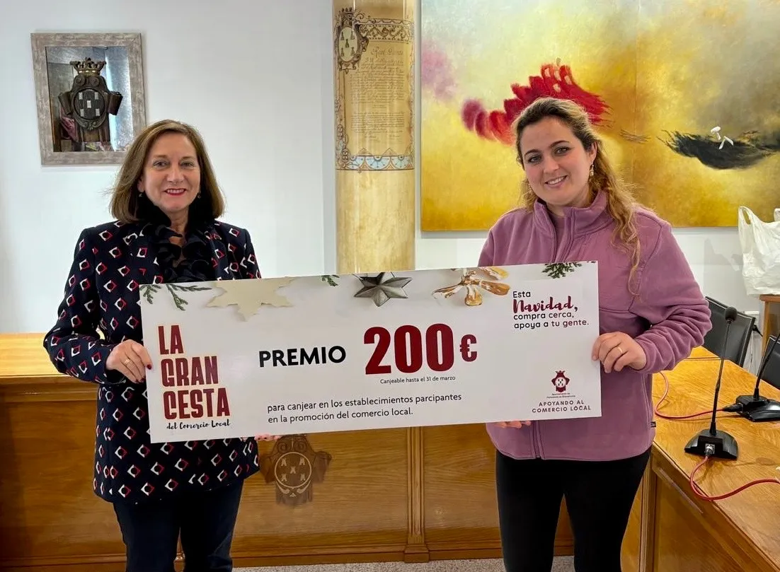 Foto 2 - Entregados los premios del concurso de Gran Cesta del Comercio Local, iniciativa navide&ntilde;a con 40 participantes