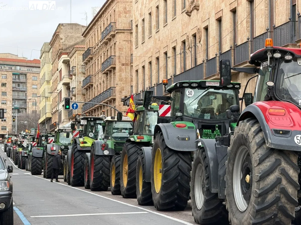 A las cinco de la tarde, aún había tractores en la Gran Vía. Foto: Vanesa Martins