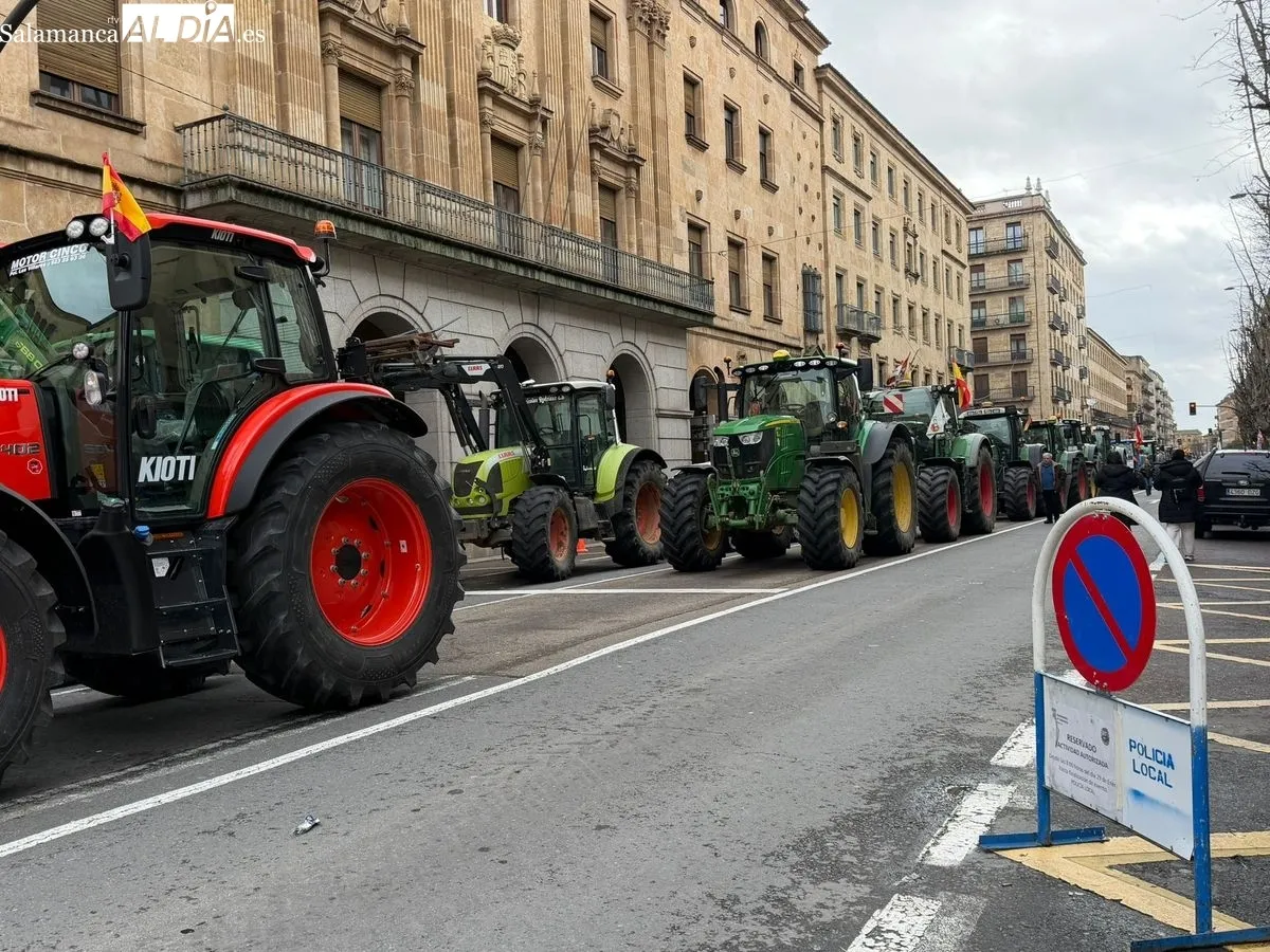 A las cinco de la tarde, aún había tractores en la Gran Vía. Foto: Vanesa Martins