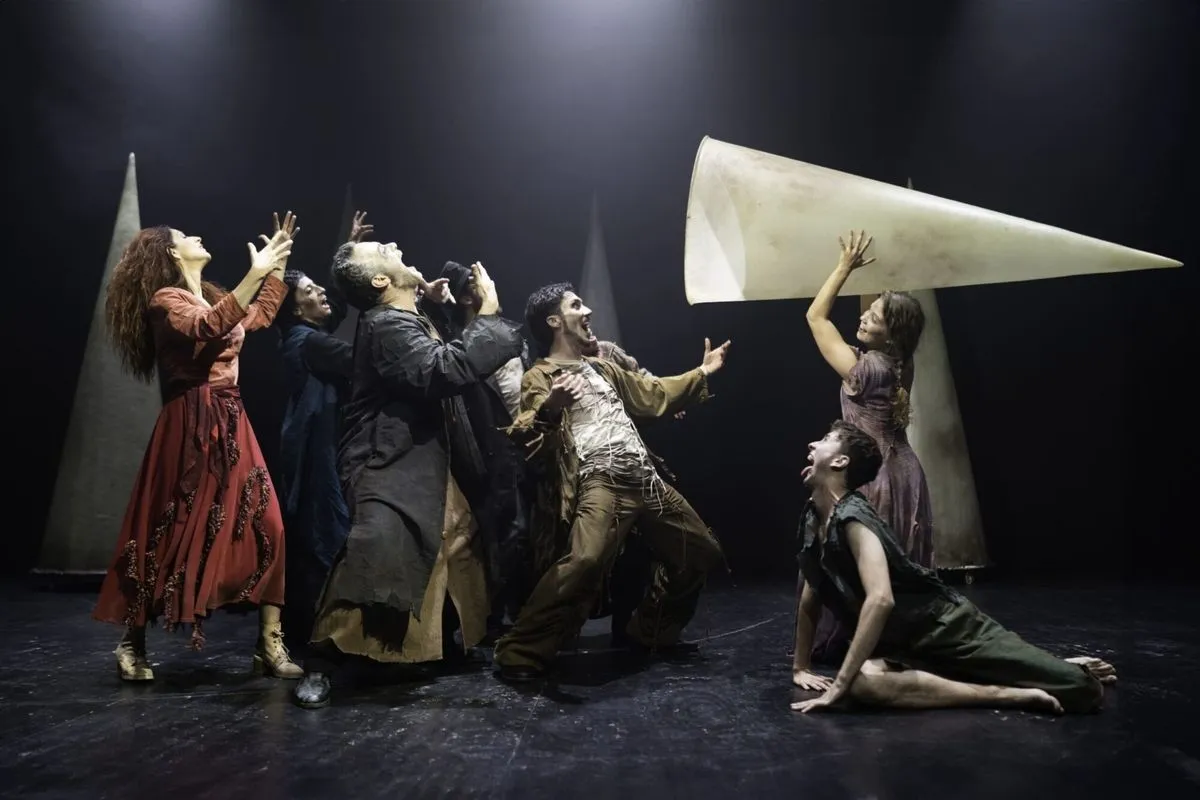 Sábado, 28 de febrero. La compañía Atalaya representa Divinas Palabras en el Teatro Liceo.