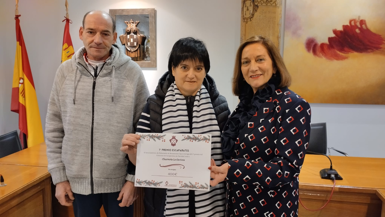 El Ayuntamiento entrega los premios a los comercios mas votados en el concurso de escaparates navideños