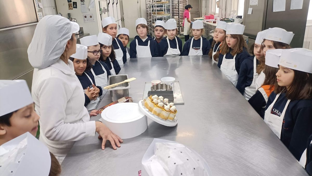 Alumnos del Antonio Machado visitan la fábrica de Gil