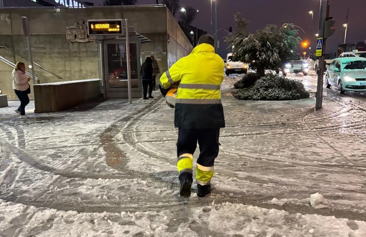 Más de 200 efectivos y 13 máquinas para limpiar la nieve en Salamanca