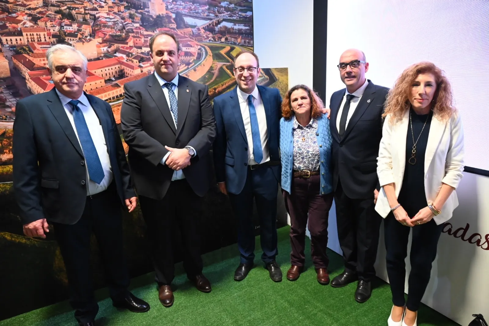 Foto 3 - El ministro de Cohesi&oacute;n Territorial respalda la alianza tur&iacute;stica de Ciudad Rodrigo y Almeida en Fitur
