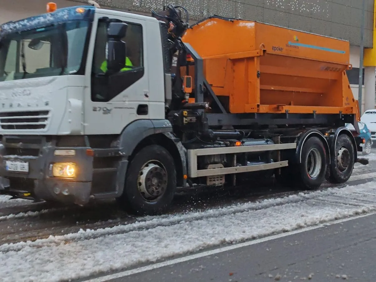 Más de 200 efectivos y 13 máquinas para limpiar la nieve en Salamanca