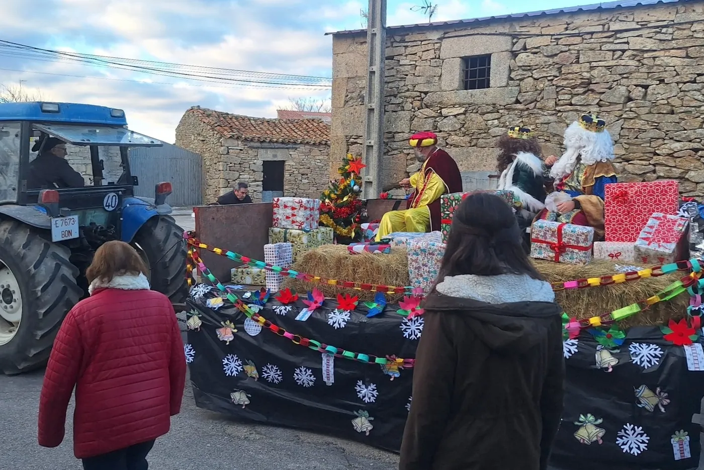 Foto 3 - Almendra vive una tarde de ilusi&oacute;n con la llegada de los Reyes Magos