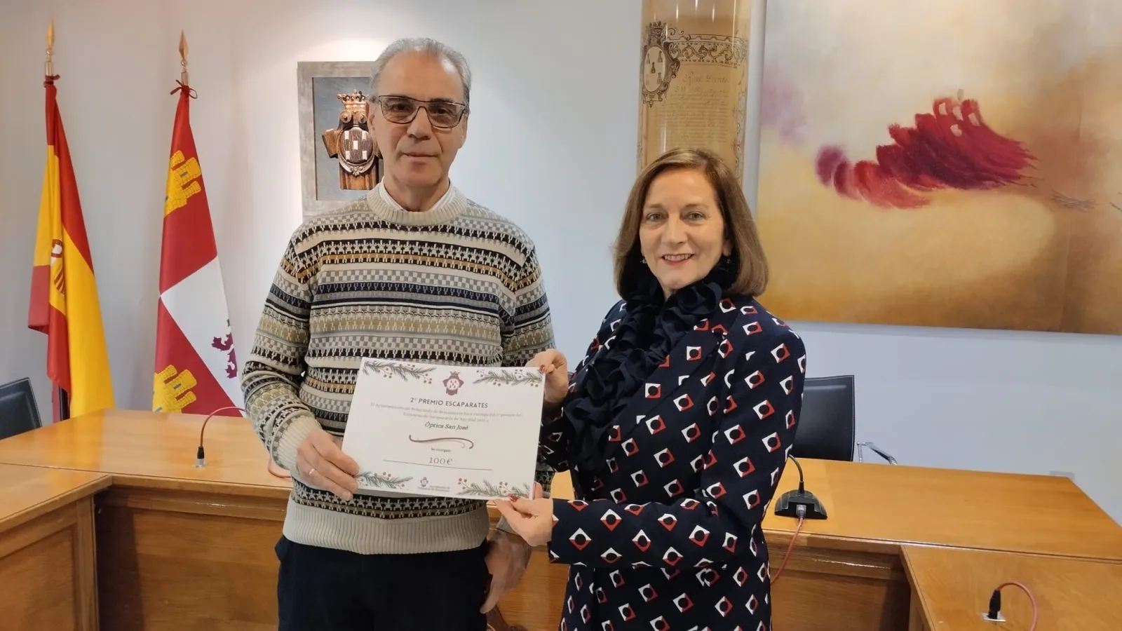 Foto 2 - El Ayuntamiento entrega los premios a los comercios mas votados en el concurso de escaparates navide&ntilde;os