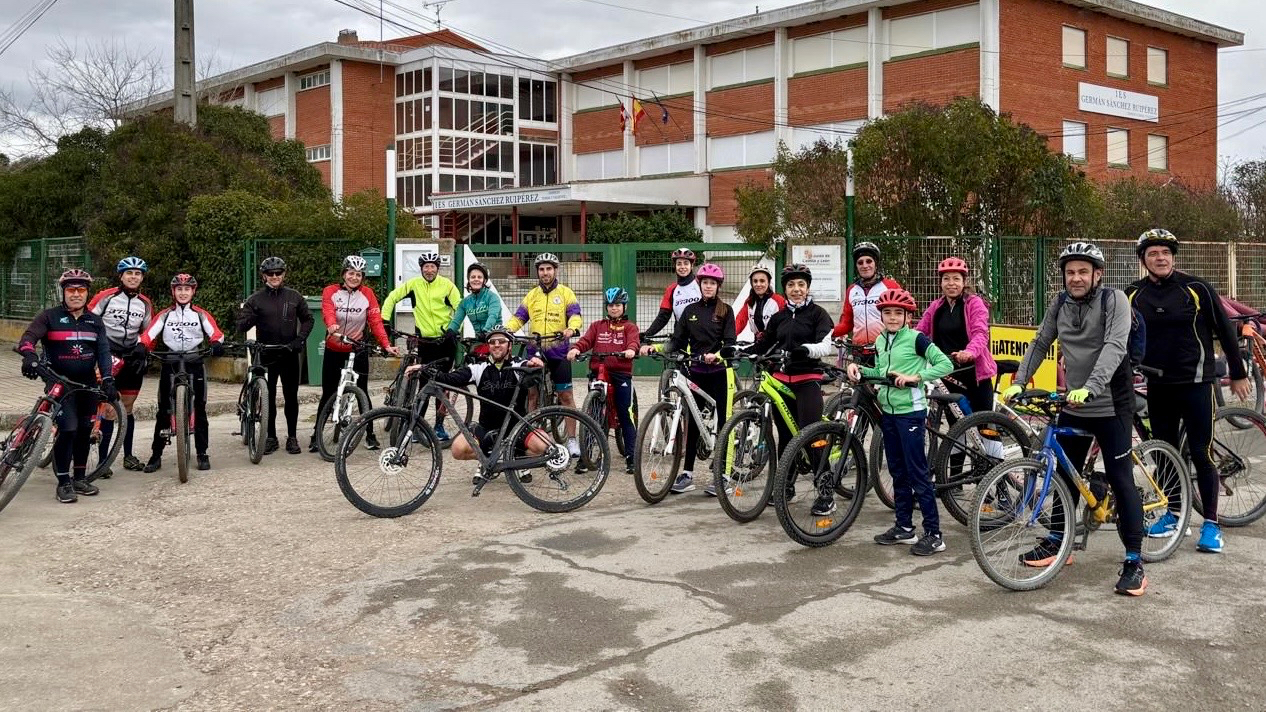 El triatlón solidario navideño desafía al frío y se convierte en un éxito de participación y compromiso social