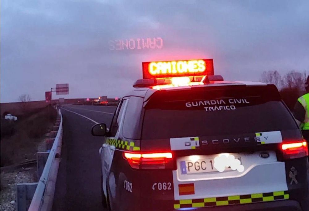 Nieve en la A-50: embolsamiento de camiones en Salamanca
