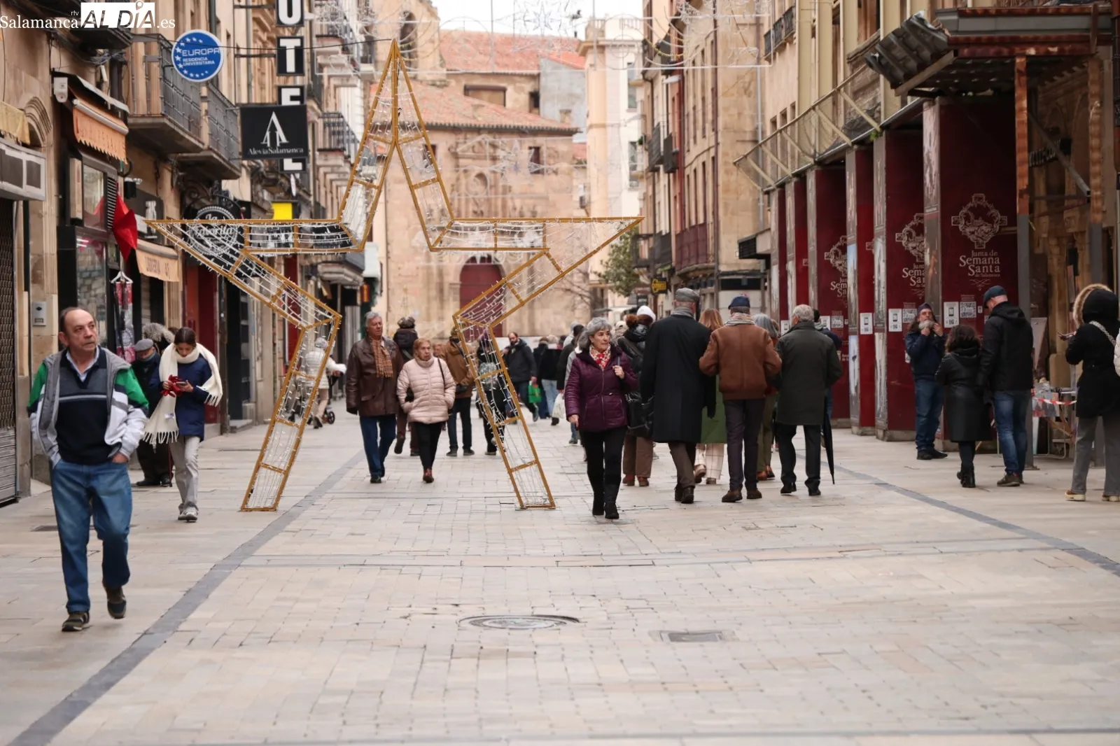El frío intenso vacía el centro de Salamanca en el último domingo de la Navidad | Fotos: David Sañudo