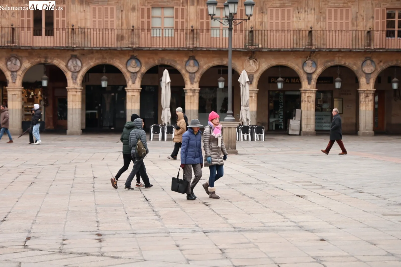 El frío intenso vacía el centro de Salamanca en el último domingo de la Navidad | Fotos: David Sañudo