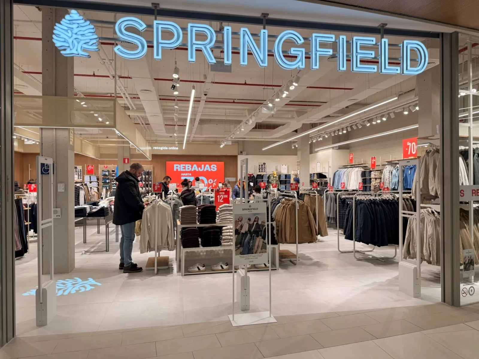 Foto 8 - FOTOS | Descuentos de hasta el 70% en Springfield, que inaugura una gran tienda en El Tormes