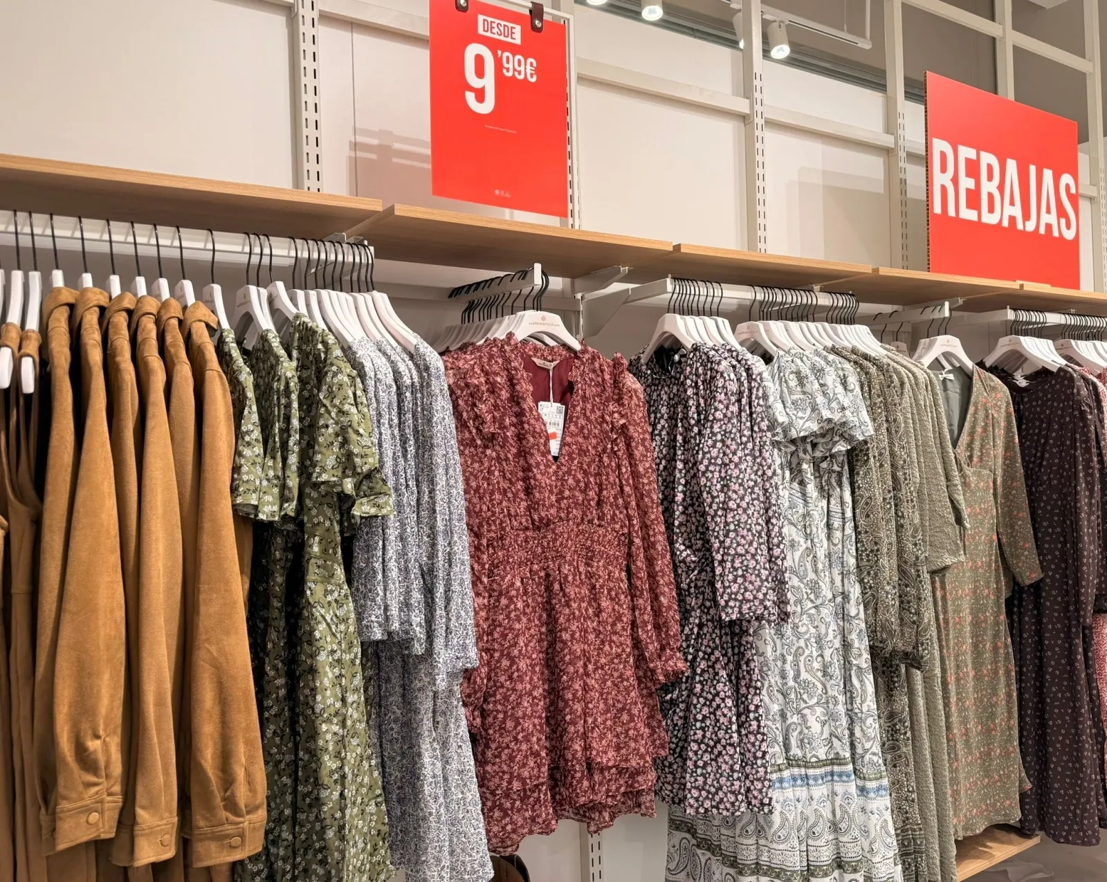 Foto 2 - FOTOS | Descuentos de hasta el 70% en Springfield, que inaugura una gran tienda en El Tormes