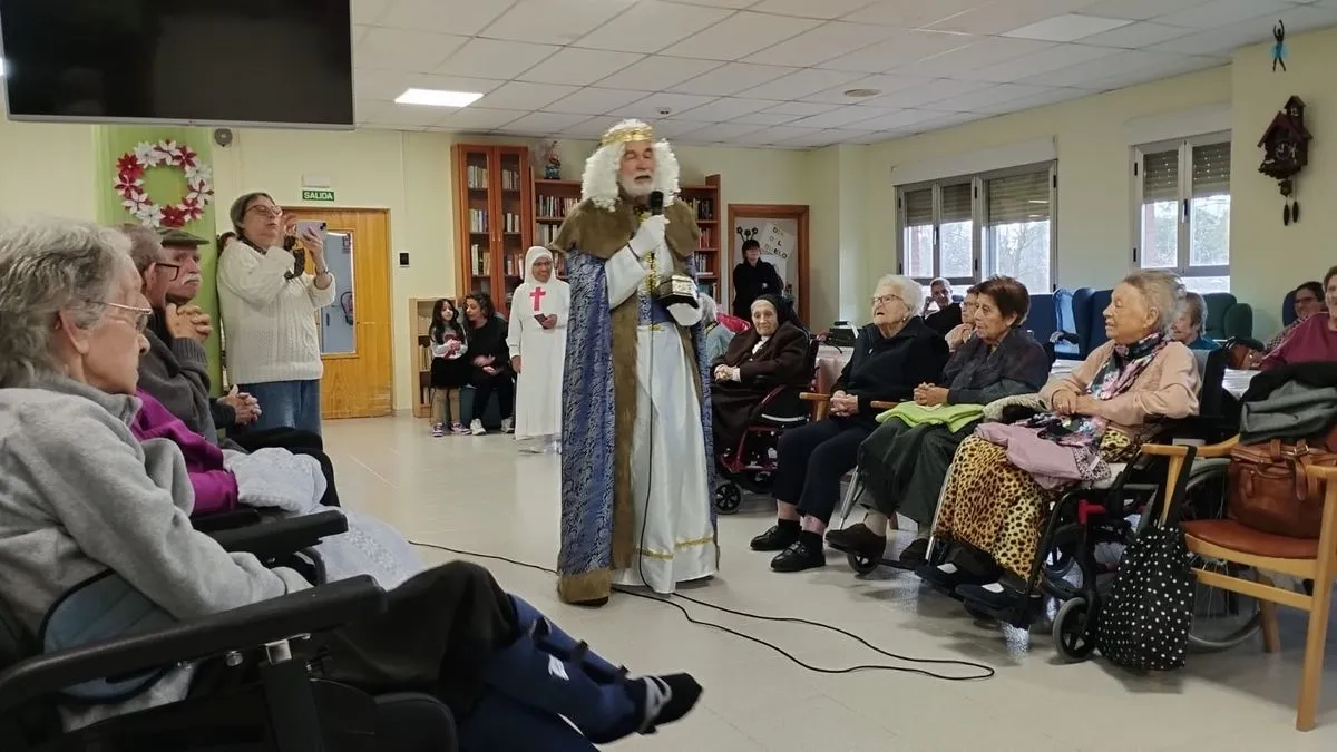 Foto 2 - Los Reyes Magos llevan la ilusi&oacute;n a los mayores de Santa Marta en su tradicional visita a las residencias (Fotos)