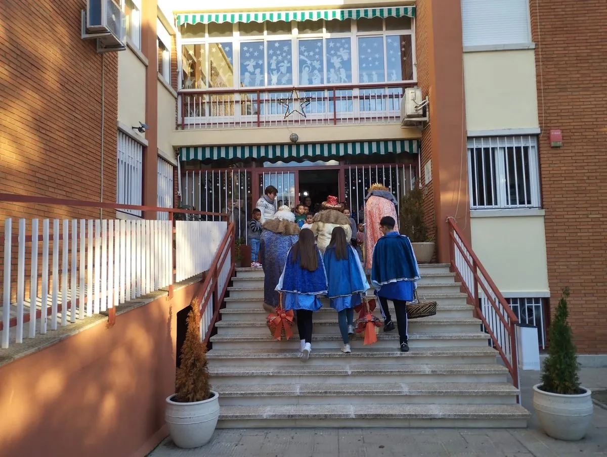 Foto 10 - Los Reyes Magos llevan la ilusi&oacute;n a los mayores de Santa Marta en su tradicional visita a las residencias (Fotos)