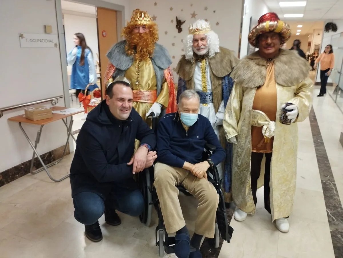 Foto 8 - Los Reyes Magos llevan la ilusi&oacute;n a los mayores de Santa Marta en su tradicional visita a las residencias (Fotos)