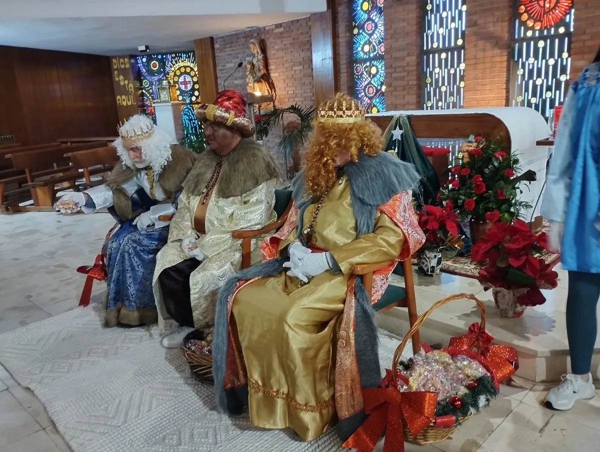 Foto 7 - Los Reyes Magos llevan la ilusi&oacute;n a los mayores de Santa Marta en su tradicional visita a las residencias (Fotos)
