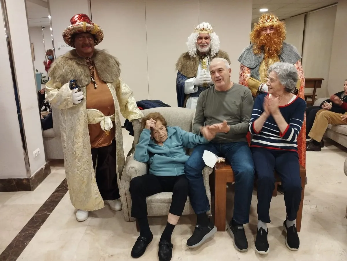 Foto 5 - Los Reyes Magos llevan la ilusi&oacute;n a los mayores de Santa Marta en su tradicional visita a las residencias (Fotos)