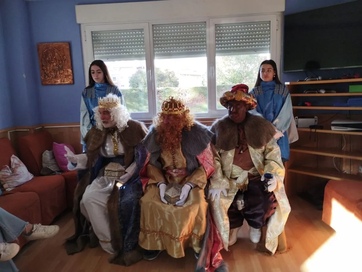 Foto 4 - Los Reyes Magos llevan la ilusi&oacute;n a los mayores de Santa Marta en su tradicional visita a las residencias (Fotos)